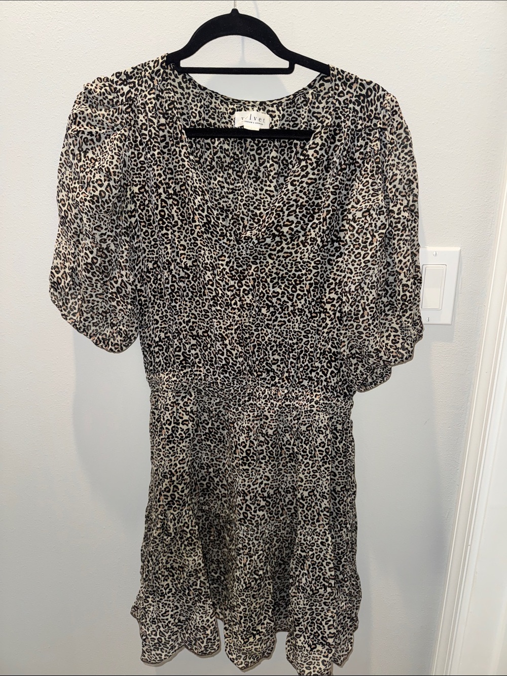 Velvet by Graham & Spencer Beige and Black Leopard Print Puff-Sleeve Mini Dress